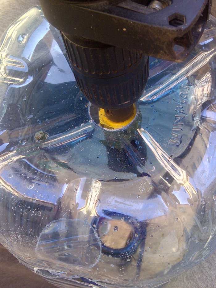 Small hole to connect the 2 L bottle to the 10 L bottle. Drill a smaller hole with the hole cutter for the 2 L bottle in the top.