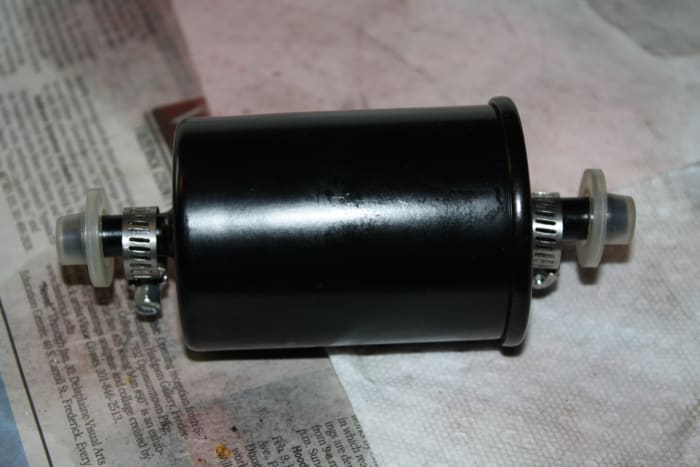 This filter came with two SS screw clamps, but they were about 1mm too small. One end of the filter should be marked IN (or OUT), or the filter may have an arrow indicating flow direction.