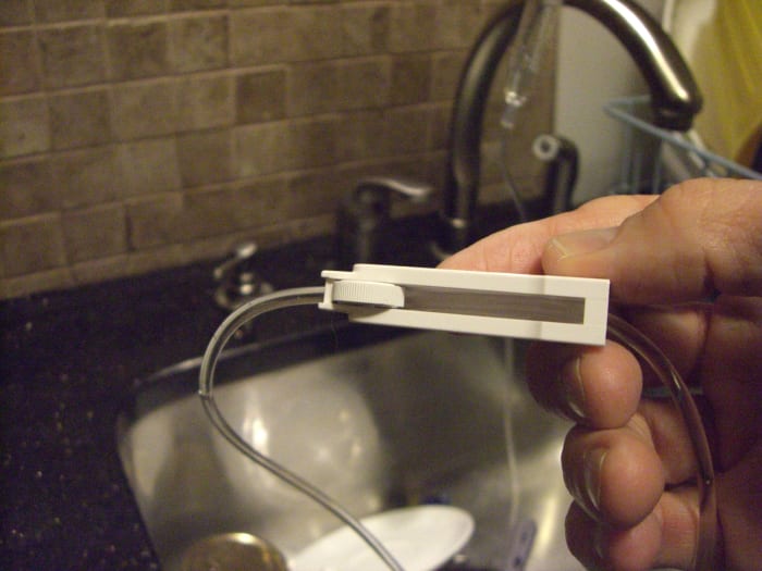 Make sure the little wheel on the flow-control box is pushed all the way to the narrow end (closed position) before you connect the fluid line to the bag.