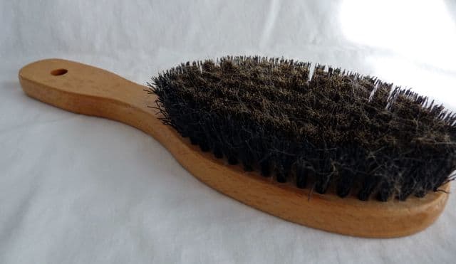 A basic brush with bristles of medium tuhost