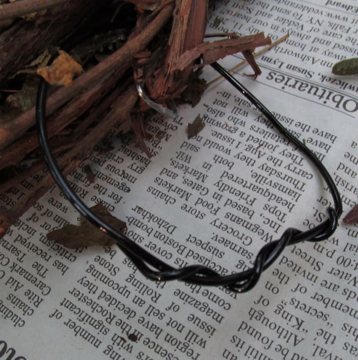 I used my fingers to twist the ends of this loop around each other. You may wish to use a pair of needle nose pliers instead.