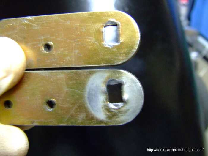 These are the levers that are mounted to the shift forks. As you can see they are pretty beat up, the lower one especially, that is the lever which engages the wheels.