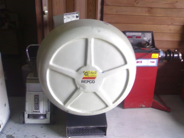 The famous Repco 472 wheel balancer. This is one of the worlds best balancers. Although they only balance up to 17" wheels and are 40 years old these are still a common sight in Australian workshops.