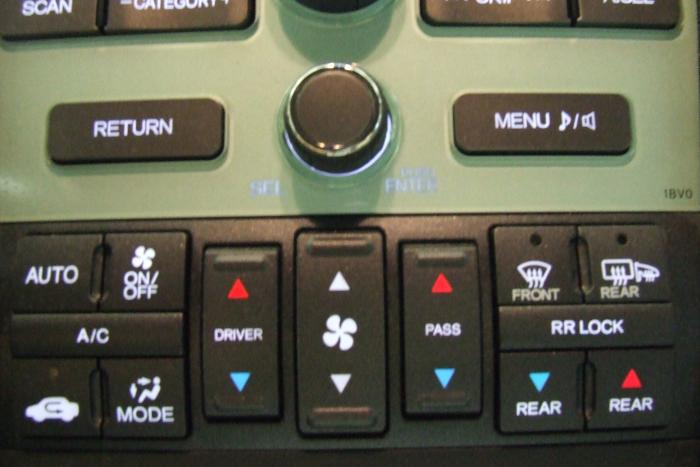 Dual climate control on a 2011 Honda Pilot. The rear controls are the blue and red arrows at right under “RR lock.” Fan speed is controlled from the rear controller.