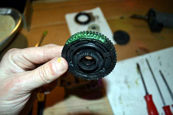 Old transfer case actuator gear unworn side. This is straight out of the motor, bright green lubricant appears to have never been used/worn by the worm gear.