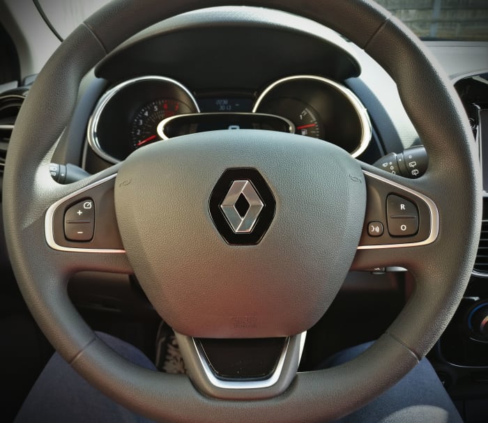 The steering wheel has a nice grippy texture and it's very ergonomic. Notice the cruise control buttons on the spokes.