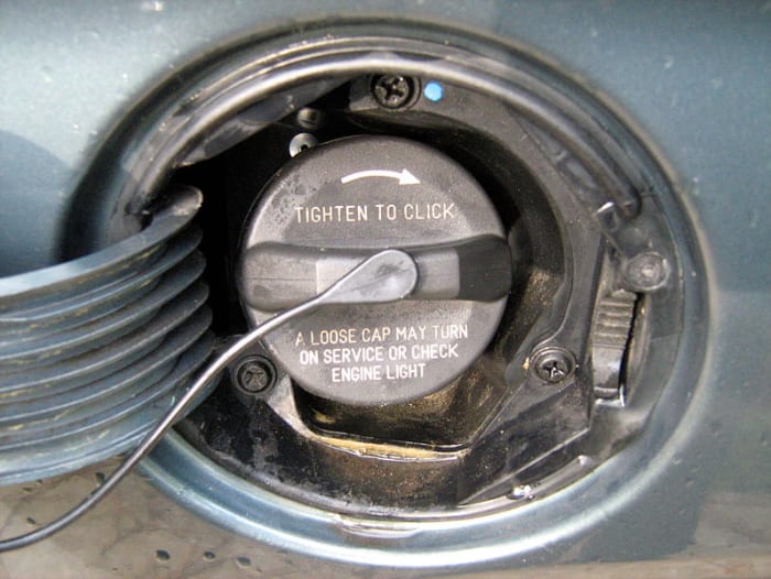 uvolněné nebo poškozené víčko palivové nádrže může způsobit zastavení motoru.