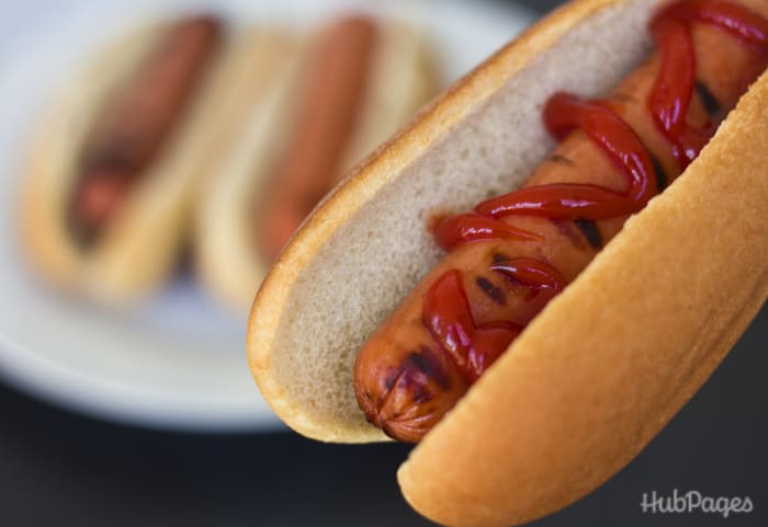 $1 pacote de 12 pãezinhos de cachorro-quente e $1 pacote de 8 cachorros-quentes: Não tão saudável, mas irá alimentar uma família de quatro por $2.