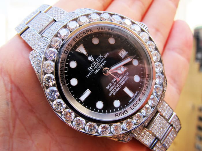Une montre ou un collier clouté de diamants est une façon de dépenser votre argent.