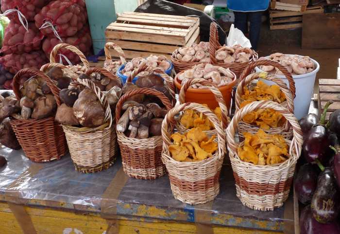 Mushrooms for sale / / CC-BY-SA-2.0