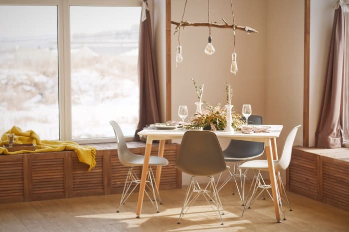 If your home is close to a bus station, gets lots of natural light in the afternoon, or has hardwood floors, be sure to say so in your description!