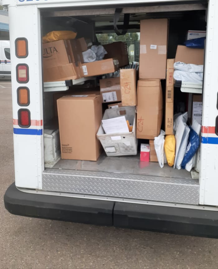 During our current Covid Christmas, parcel volume has skyrocketed. It has always a challenge to line them up and move them out in the cramped cargo space of an LLV, now even more so. Any wonder that backtracks remain a relevant issue?