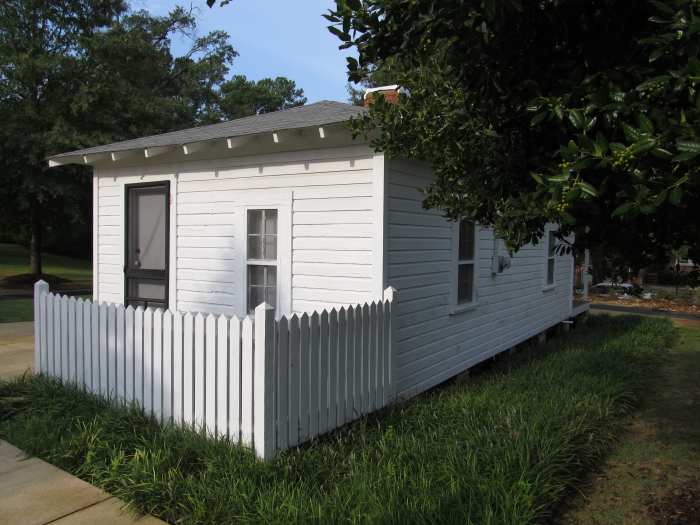 The house where Elvis was born via Wikimedia Commons Images