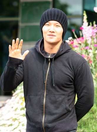 Kim Jong Kook, seen here on the day he was discharged, opted to go for the "public" division and not the more physically demanding "active" division despite being known for being strong and healthy.