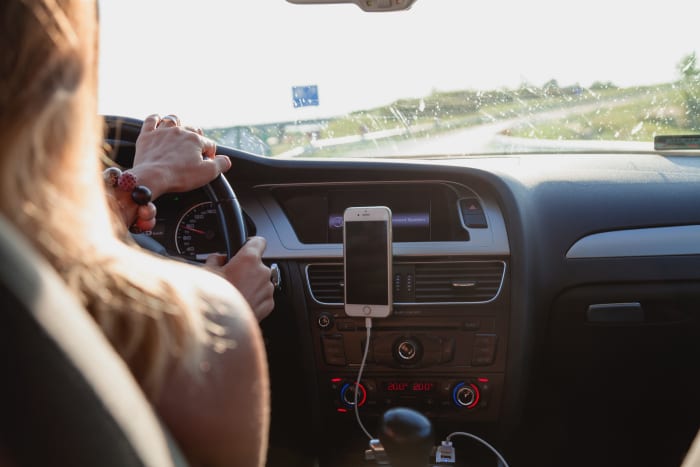 In una relazione tra un ragazzo più giovane e una donna più anziana, ha le mani sul volante.