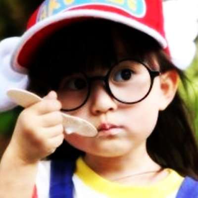 Arale-chan costumes can be homemade or purchased. Glasses and a winged hat are the main accessories.