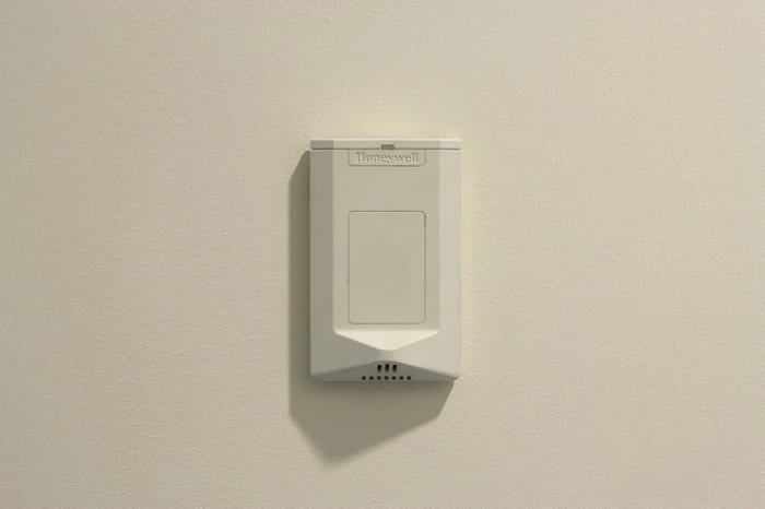 Wall humidistat unobtrusively doing its work.