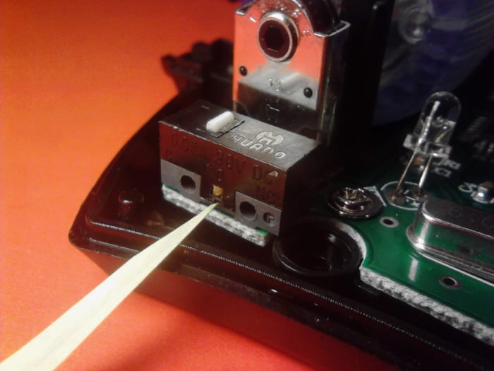 Pointing to the part of this particular switch covers clip latching point. Your switch covers should be similar. Check before attempting this next step.