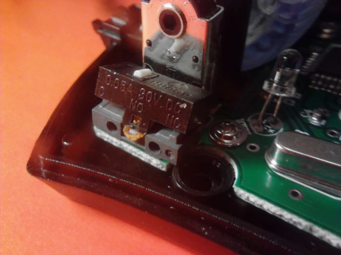 Use caution here as the switch can now be damaged very easily! The first side of this switch is up and now we can gently wiggle it off the other clip on the other side of the switch.