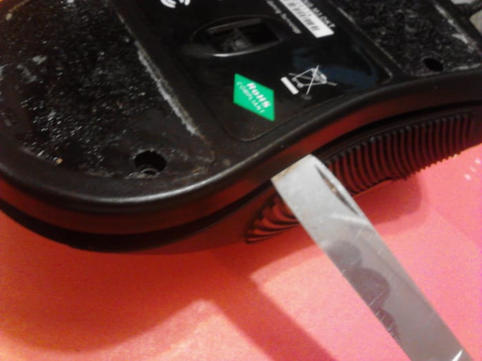 If necessary, use a flat blade to gently pry open the mouse. A small, dull butter knife will work great. Use caution so you don't jam into the inside of the mouse to avoid damage to the internal workings of the mouse.
