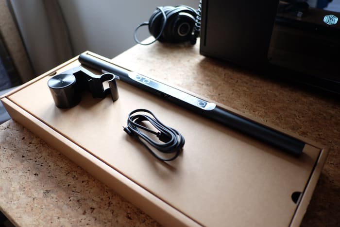 There are just three components to the lamp: a USB cable for power, the counterbalance clip, and the ScreenBar itself.