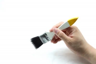Aplicați gesso acrilic pe pânză cu tușe egale și paralele, folosind o pensulă de uz casnic de 1
