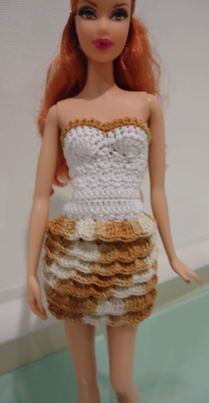 This is another outfit I made for Barbie. The pattern for this is found in the blog: Crochet for Barbie.