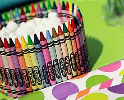 crayones fundidos de colores de arte