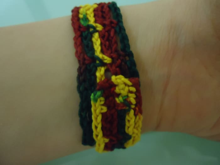 Easily Adjustable Bracelet (Free Crochet Pattern) - FeltMagnet - Crafts