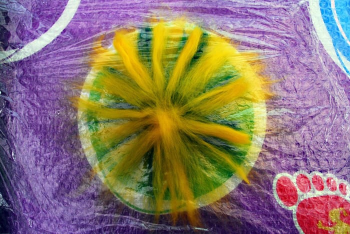 Place a second layer of fibers on the plastic wrap. Ensure that the fibers in the middle are put close together.