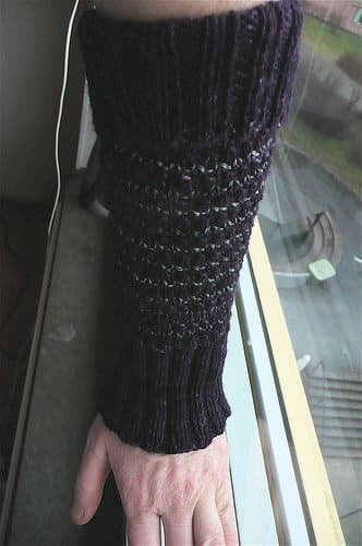 Basic armwarmers with stockinette stitch at top and bottom to create ribbing. CC BY 2.0, via Flickr.