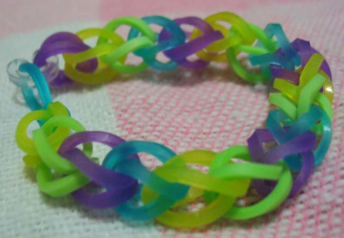How to Make Rubber Band Bracelets - Without the Loom! - FeltMagnet