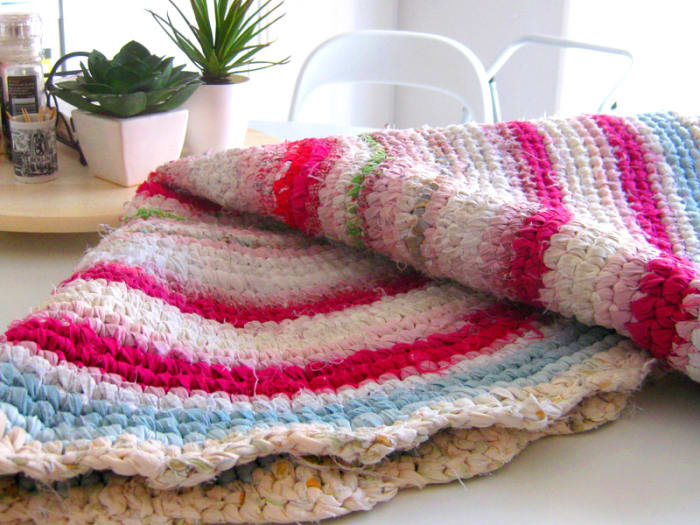 Another rag rug I have made, with a larger fabric width and a larger crochet hook. It didn't turn out as detailed as the main one in this tutorial.