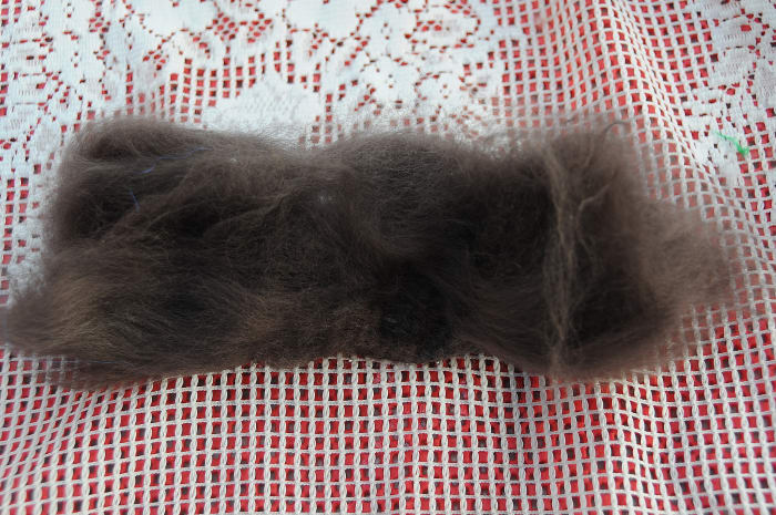 Wet the wool and bring up the curtain netting and cover with the curtain netting as shown below.