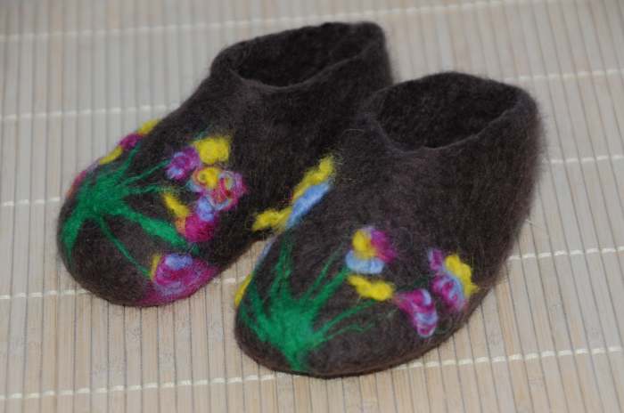 Once the booties have become felted, rinse well in hot and then cold water and if necessary neaten off the top edge.
