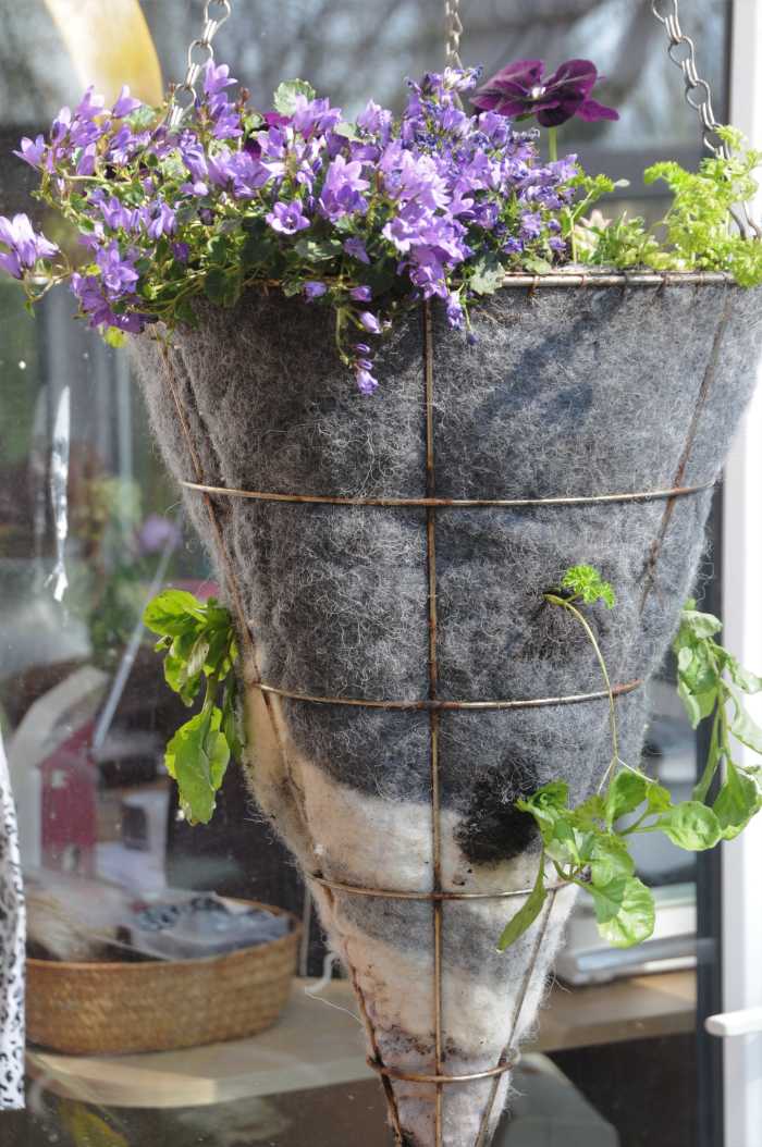 How to Make Hanging Basket Liners With Wool Sweaters