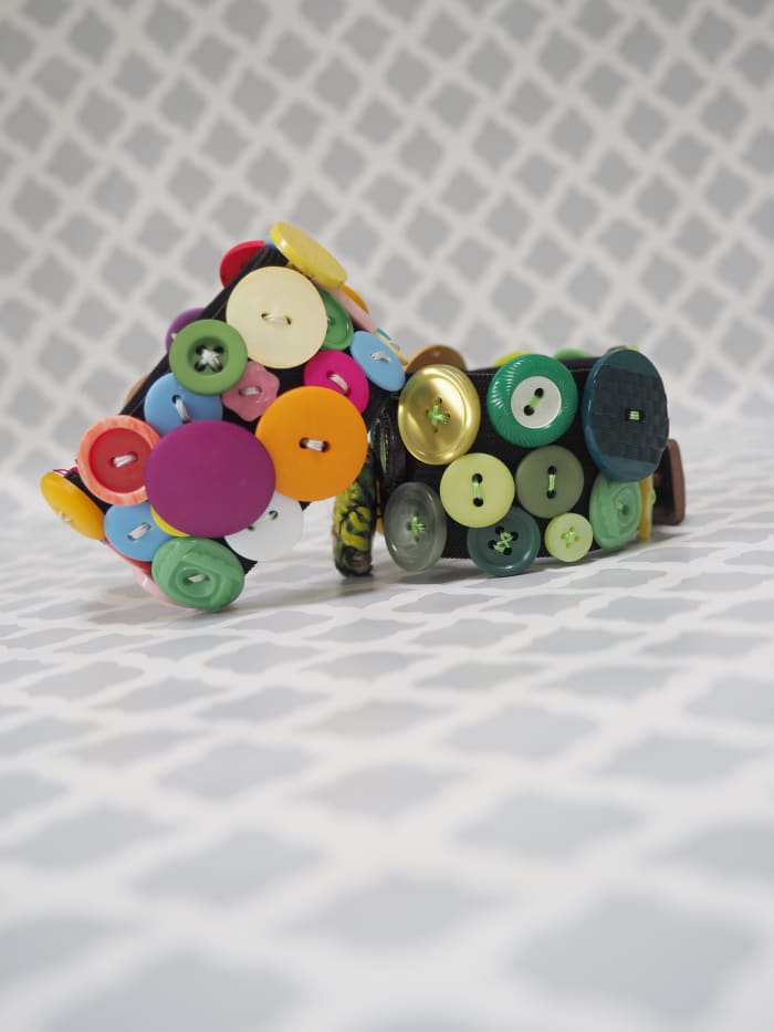 This elastic bracelet made with repurposed buttons is a fabulous addition to your wardrobe! The best thing is that it's easy to make with this tutorial.
