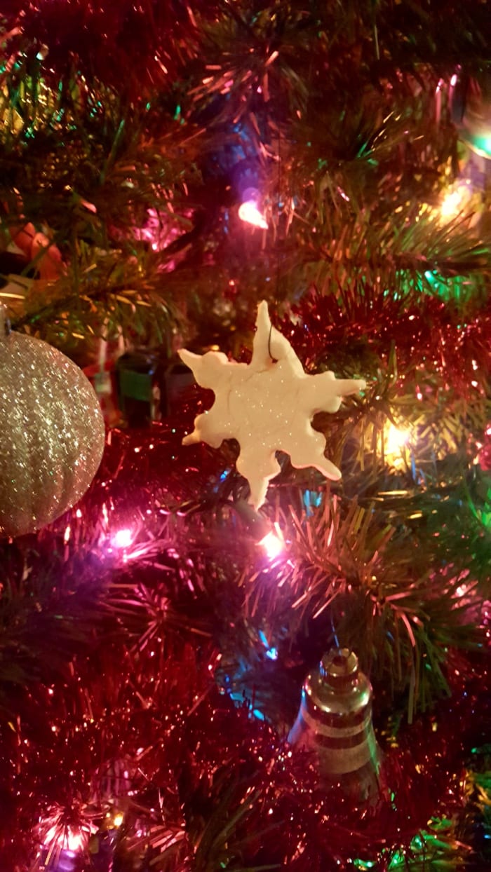 By the end of this tutorial, you'll have a cute, inexpensive Christmas decoration to give as a gift or to keep for yourself!