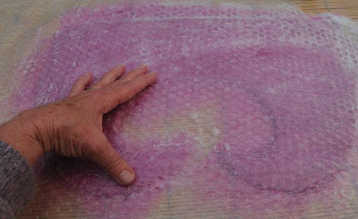 A little soapy water facilitates easy movement of the hands on the surface of the bubble wrap.