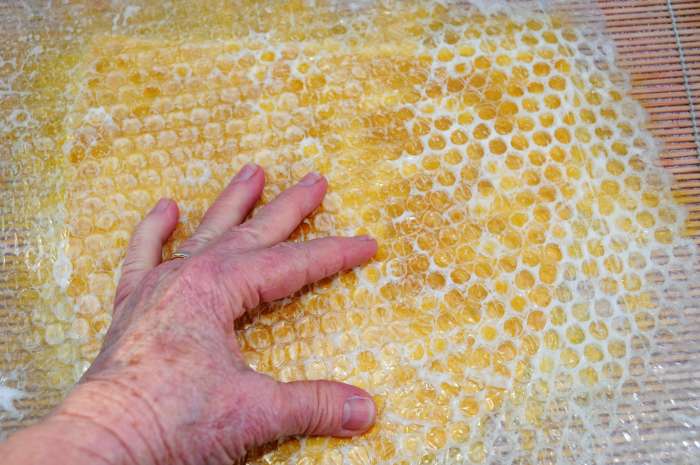 Rub the surface of the bubble wrap using a little hot soapy water to facilitate easy movement.