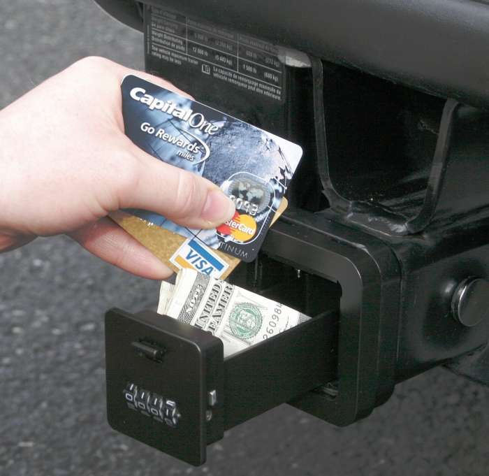 Everyone who hates carrying keys and cards in his pockets while doing sports would love this hitch safe.