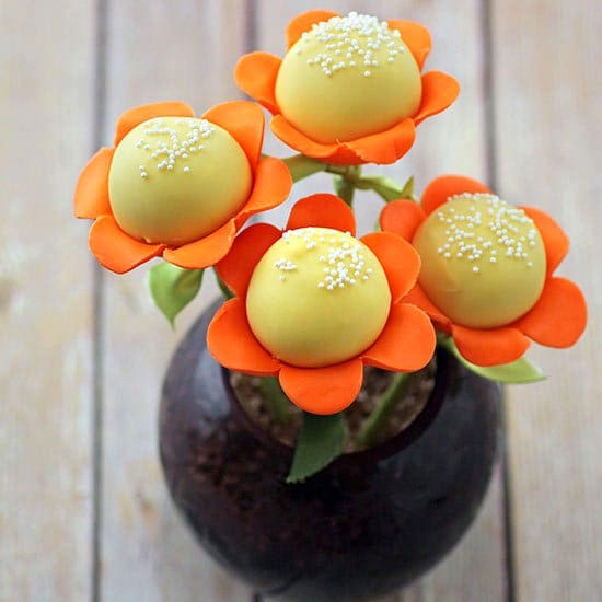 Last minute Mother's Day gift idea - make cake pops flowers in minutes by using donut holes and fondant.