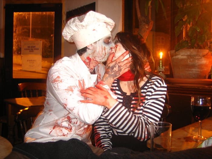 deze twee zombies houden van elkaars nepwonden!' fake wounds!