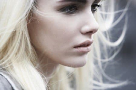 Luminous, pale skin + nude lips + a hint of smoothly blended brown & black eyeshadow does the trick.