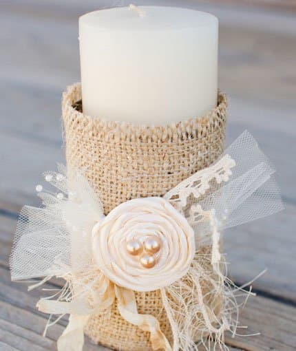 DIY pomysły na dekorację stołu weselnego | świeczniki jutowe