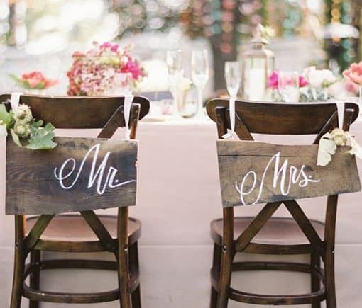 DIY pomysły na dekorację stołu ślubnego | krzesła ślubne dla młodej pary