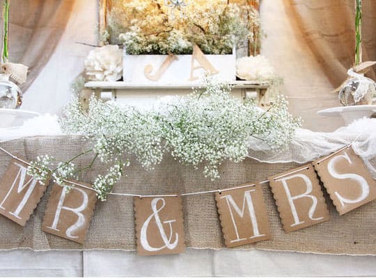 DIY pomysły na dekorację stołu weselnego | rustykalny znak stołu