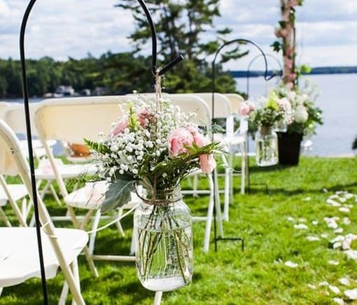pomysły na dekoracje stołu ślubnego | dekoracje kwiatowe Mason Jar