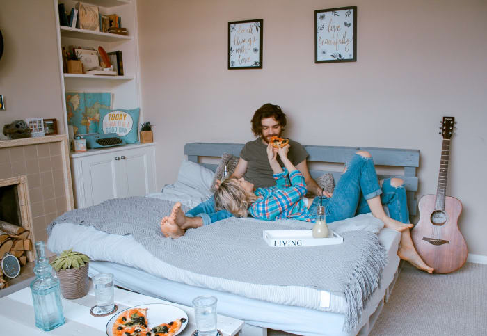 Once you and your girlfriend have unpacked and settled in to your new shared home, surprise her with a special housewarming gift. From bedroom decor to keepsake jewelry, there are plenty of creative gift ideas sure to delight her.