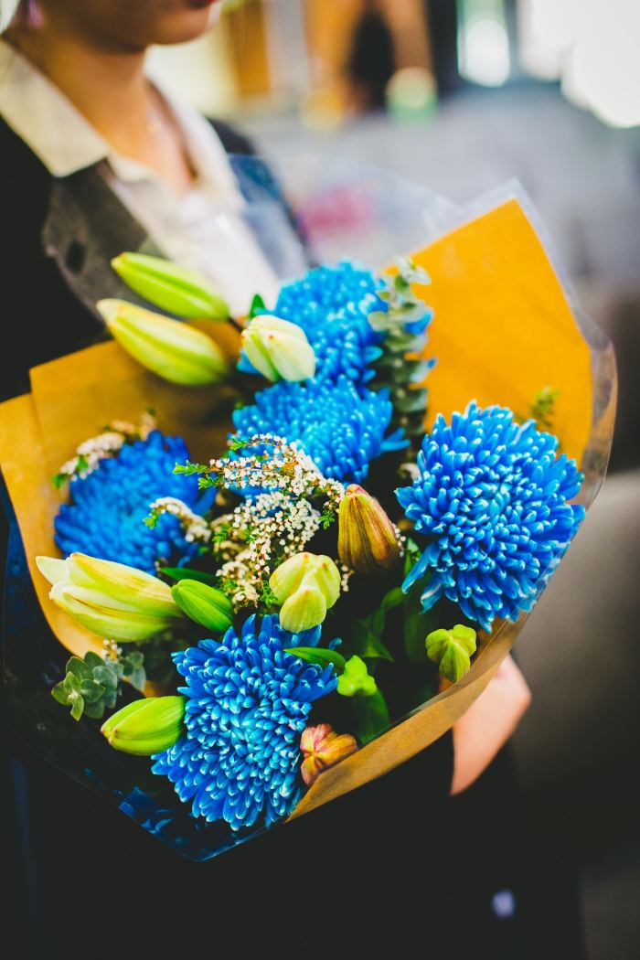 Valentine's Day flowers don't have to be red and pink. If your lover's favorite color is blue, then how about a bouquet of bright turquoise-tinted flowers?